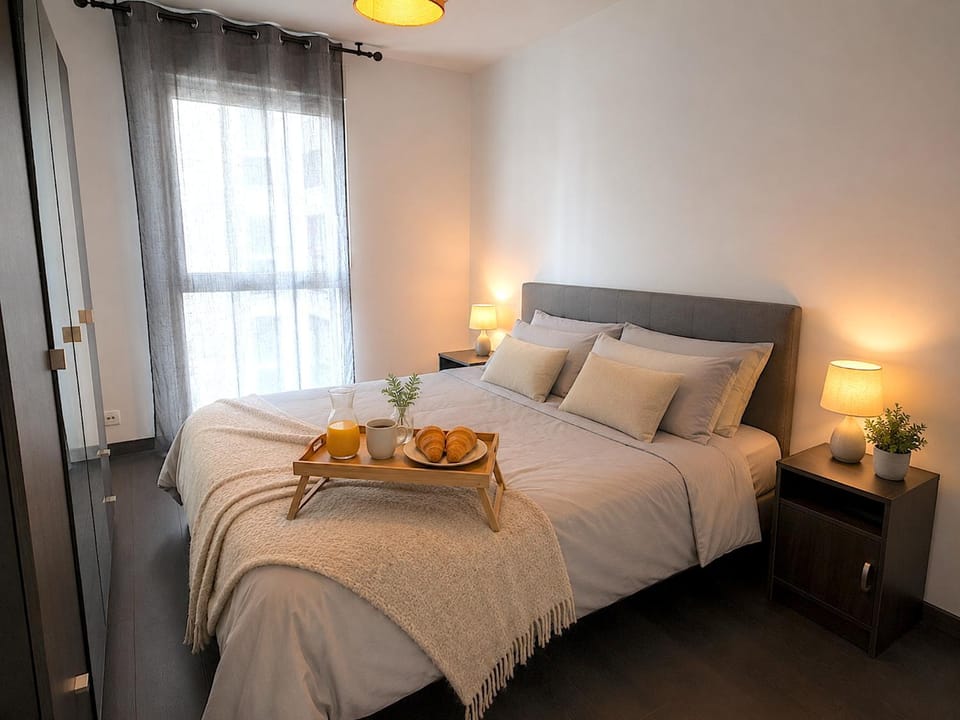 Bed, Photo of the whole room, Bedroom, towels