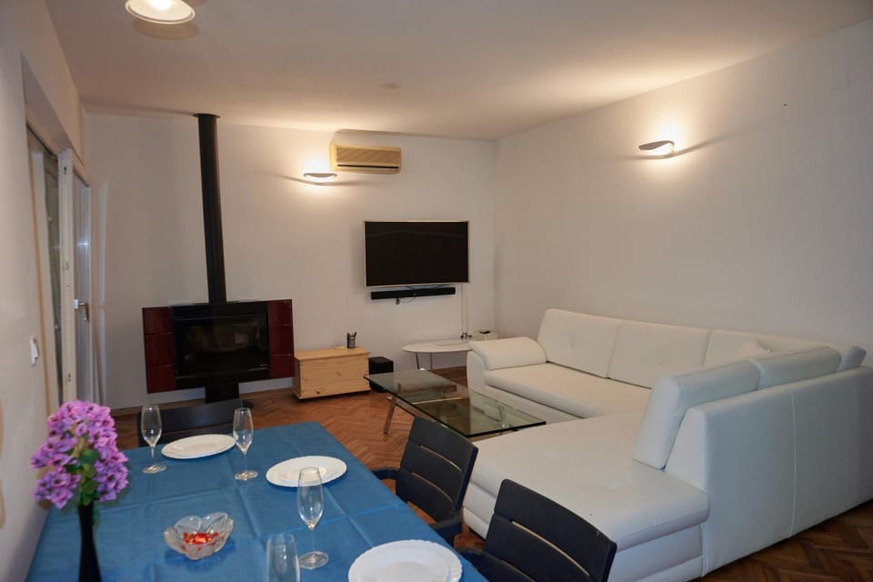 Communal lounge/ TV room, Communal lounge/ TV room, Living room, Seating area, Dining area, air conditioner