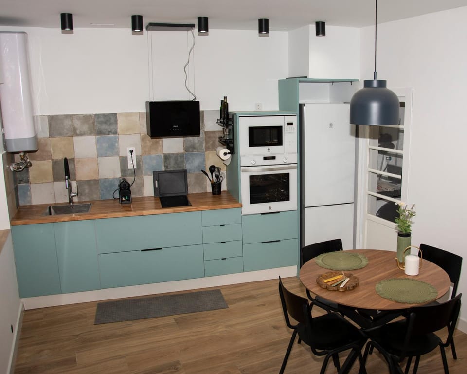 Kitchen or kitchenette, Dining area, oven, stove
