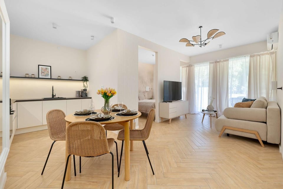 TV and multimedia, Kitchen or kitchenette, Living room, Seating area, Dining area