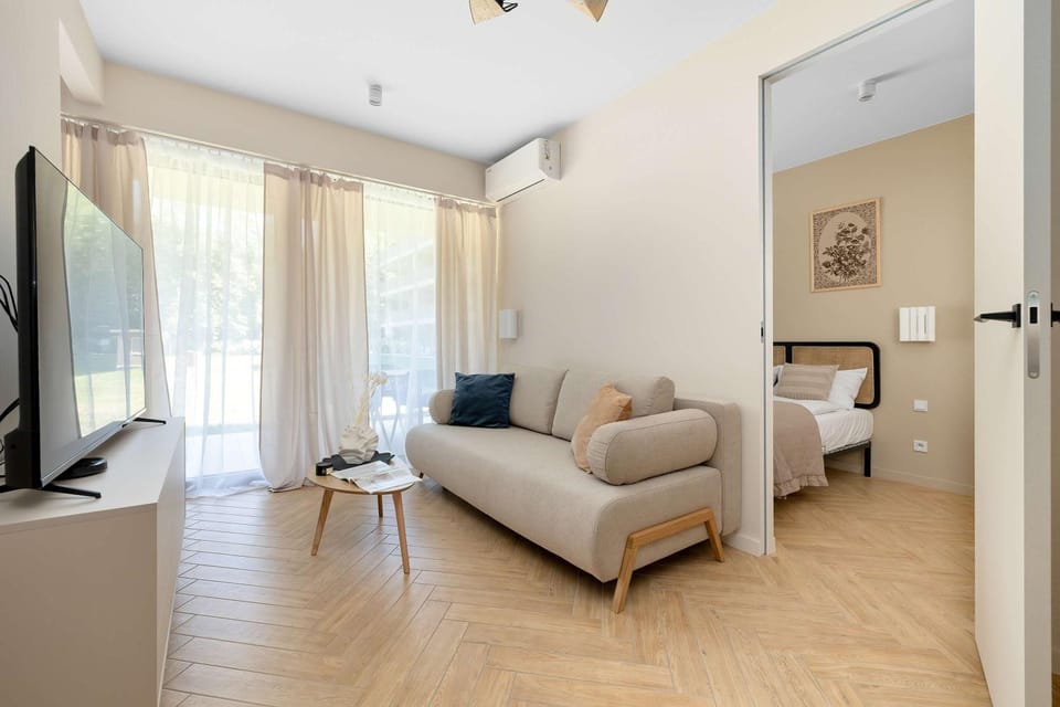 Bed, TV and multimedia, Living room, Photo of the whole room, Seating area, Evening entertainment, Bedroom, air conditioner