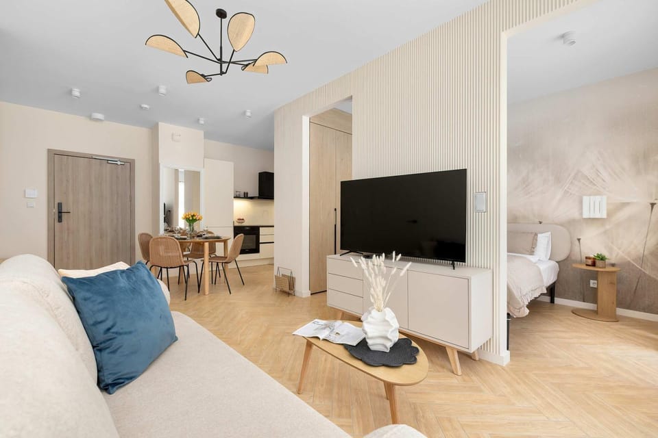 Bed, TV and multimedia, Living room, Photo of the whole room, Seating area, Evening entertainment, Bedroom