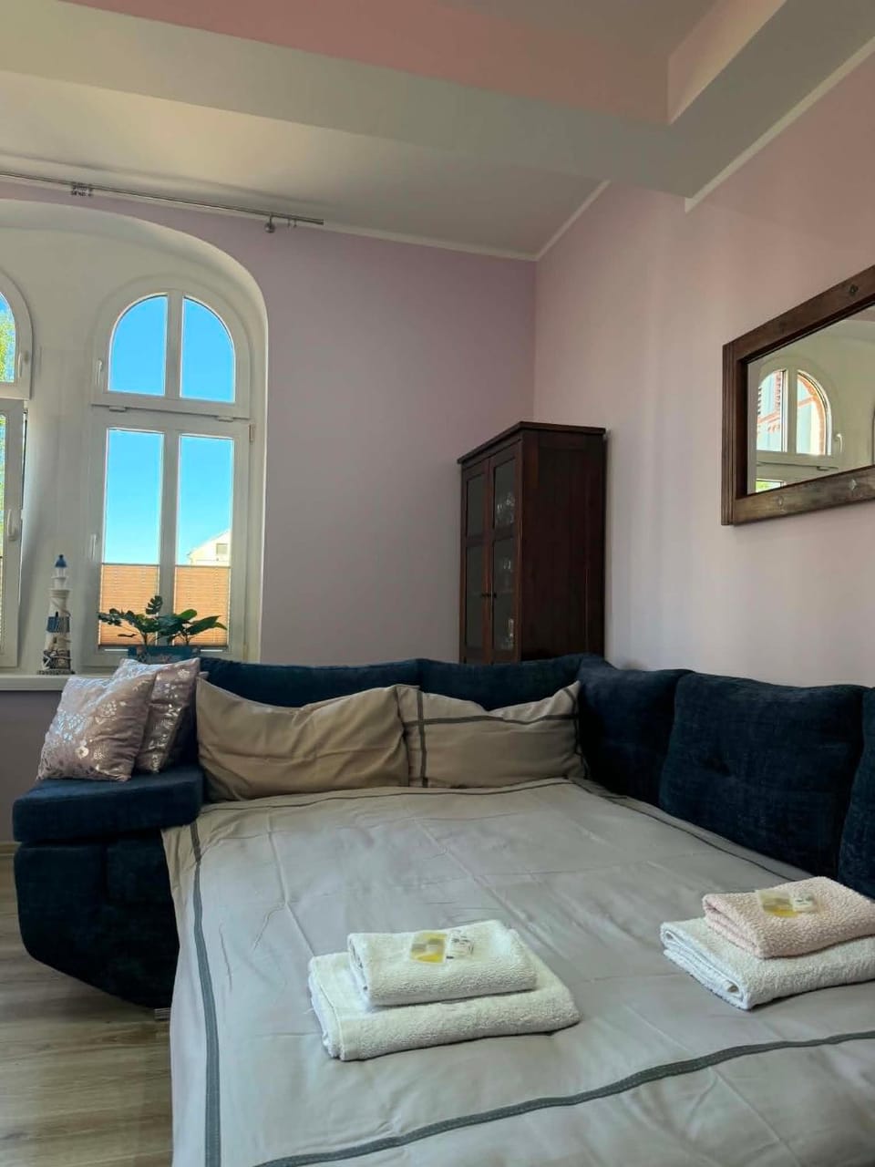 Bed, Living room, Bedroom, towels