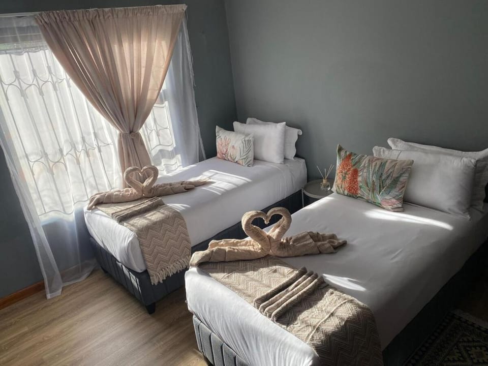 Luxury Meets Comfort -Ntebo's Cozy Retreat Villa in Africa