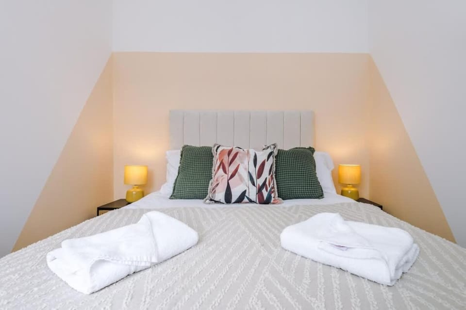 Stylish and Comfy 4 Bedroom Home in Chester House in Chester