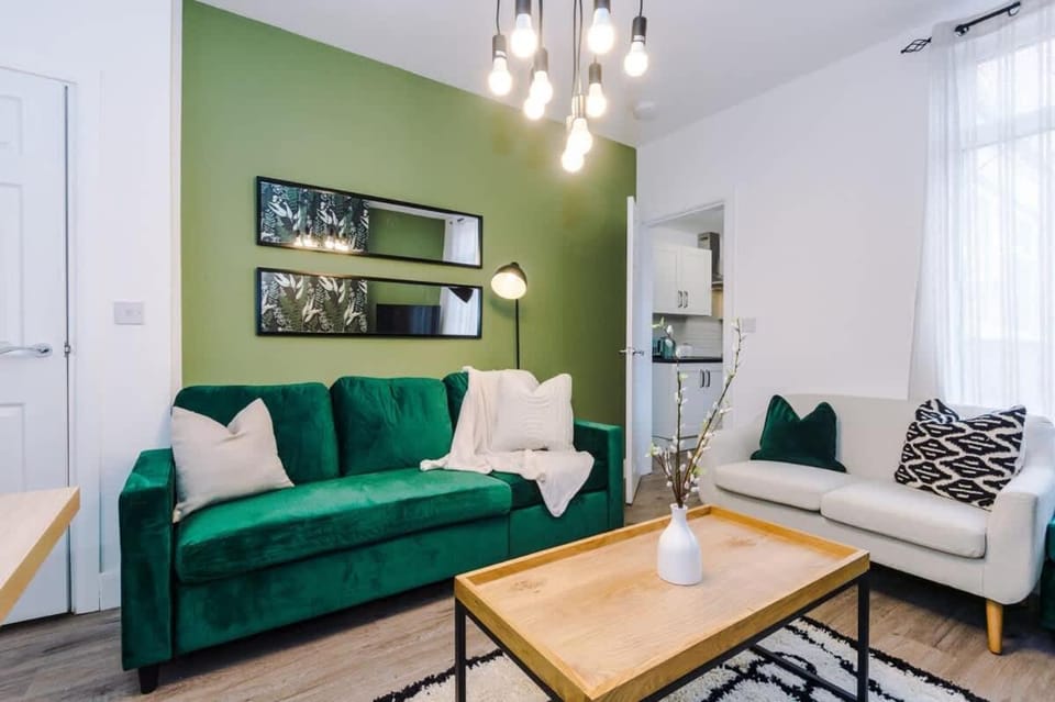 Stylish and Comfy 4 Bedroom Home in Chester House in Chester