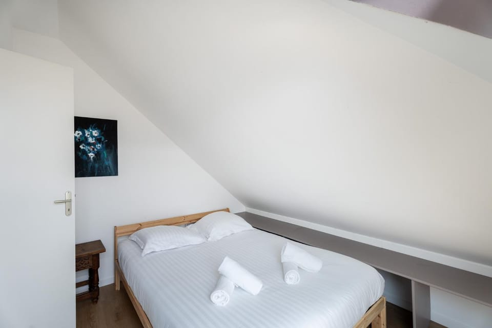 Bed, Bedroom, towels