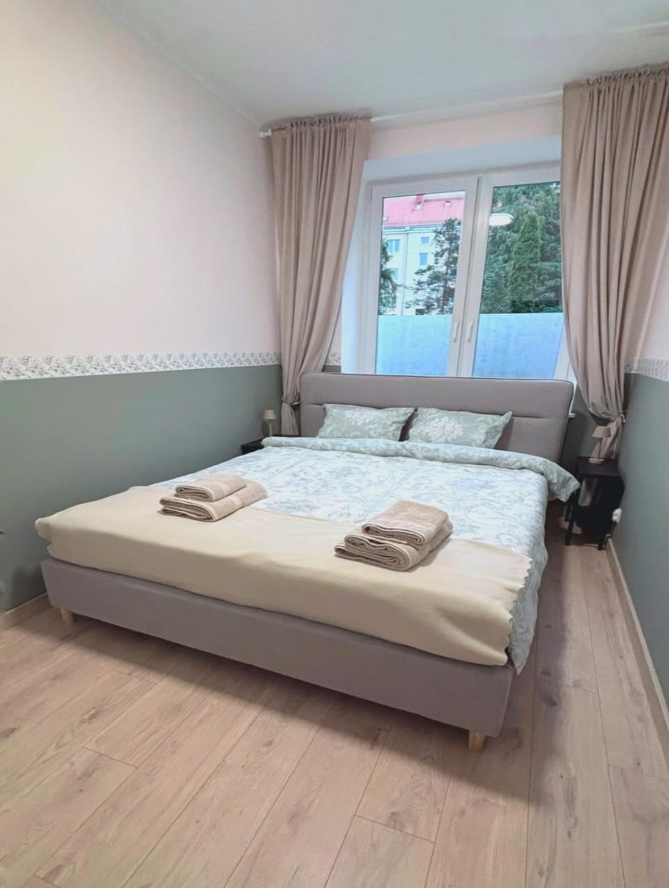 Bed, Photo of the whole room, Bedroom, towels