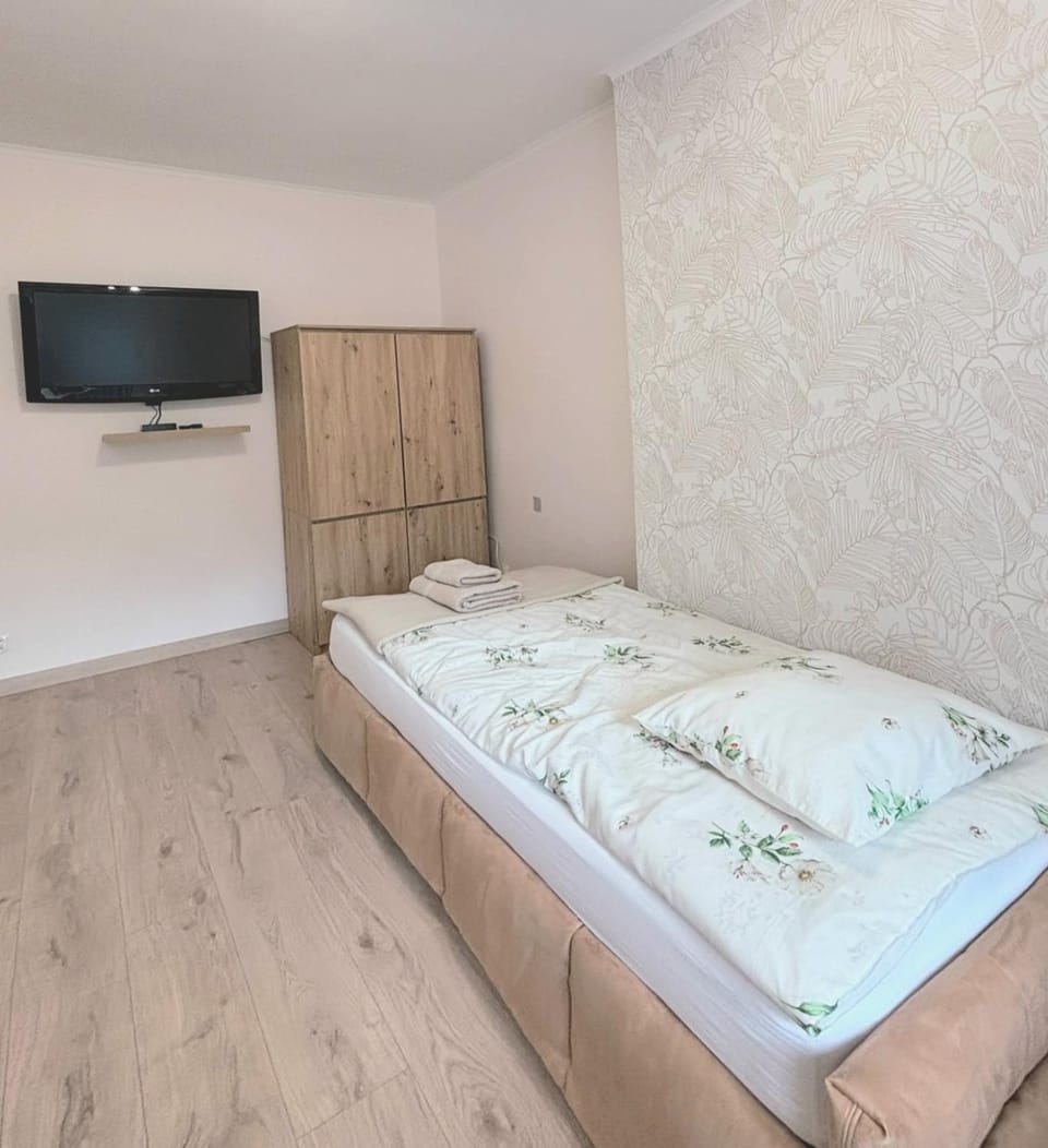 Bed, TV and multimedia, Photo of the whole room, Bedroom, wardrobe