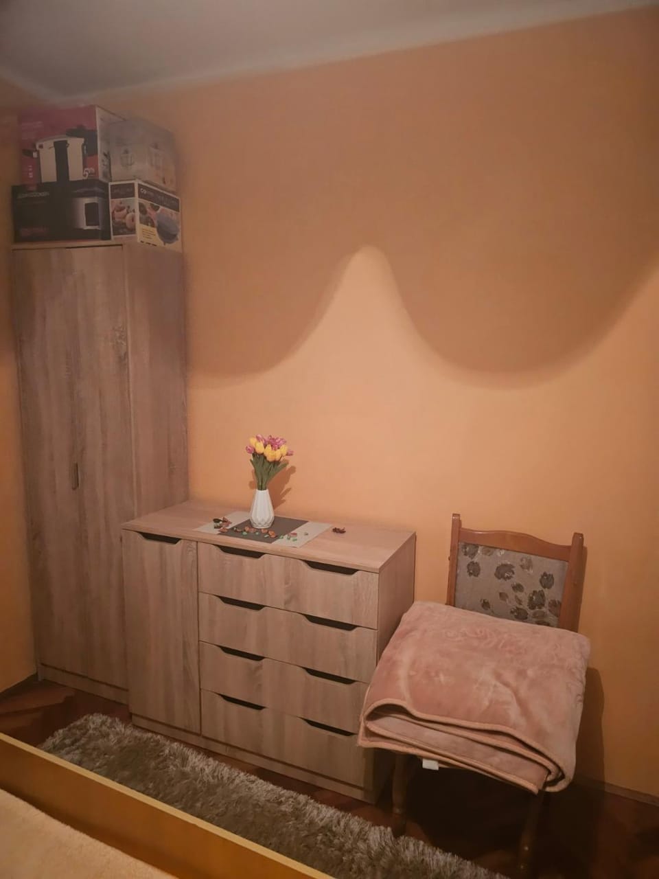 Photo of the whole room, Bedroom