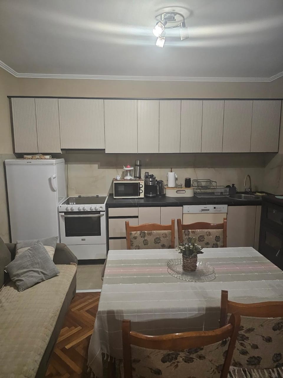 Coffee/tea facilities, Kitchen or kitchenette, Dining area, dishwasher, oven