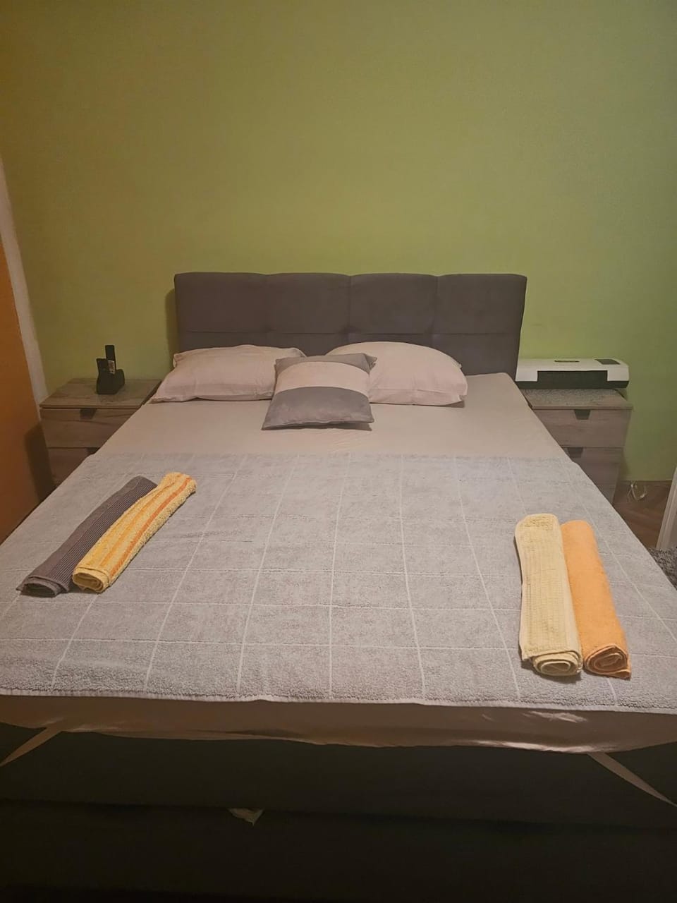 Bedroom, towels