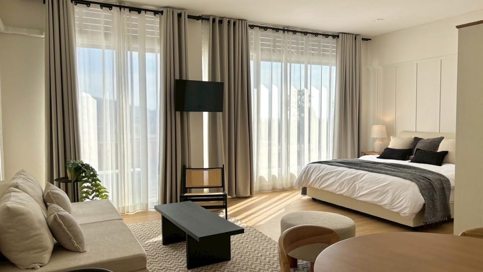 Bed, TV and multimedia, Living room, Photo of the whole room, Seating area, Bedroom