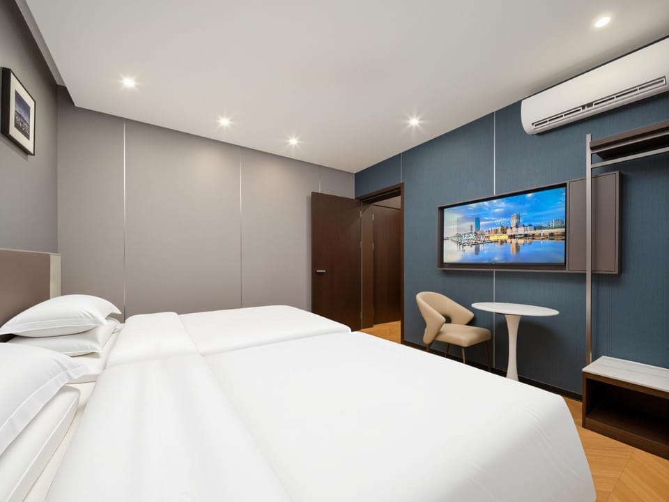 Bed, Photo of the whole room