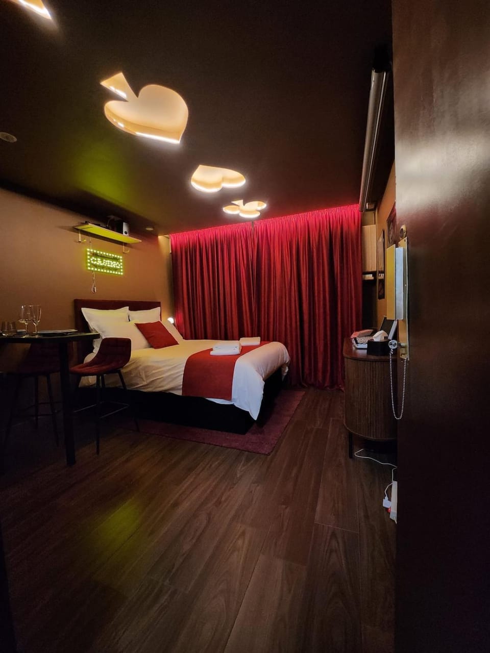Bed, TV and multimedia, Photo of the whole room, Bedroom