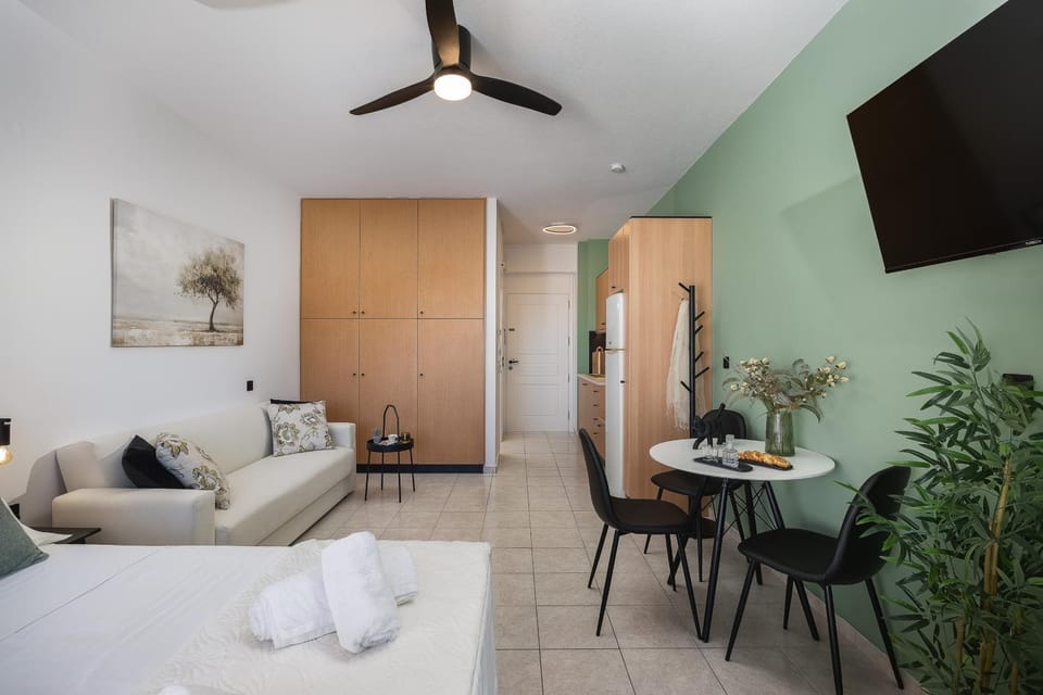 Bed, TV and multimedia, Photo of the whole room, Seating area, Dining area, Bedroom, towels, wardrobe