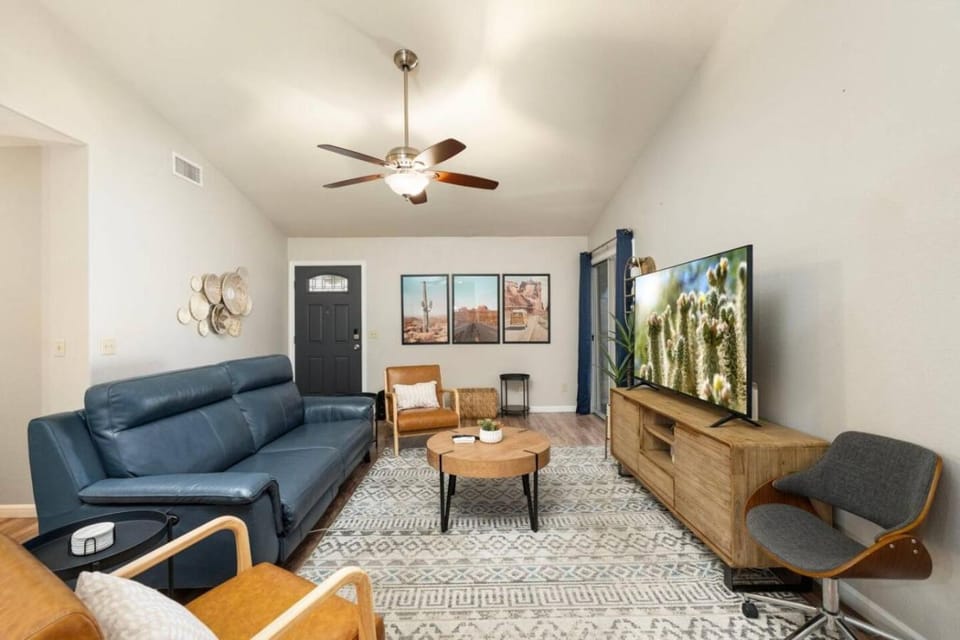 Modern Home Near Westgate Community Pool Access House in Glendale