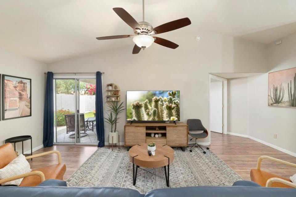 Modern Home Near Westgate Community Pool Access House in Glendale