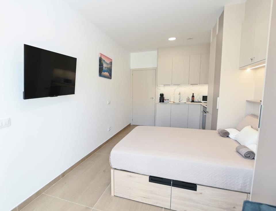 Bed, TV and multimedia, Photo of the whole room, Bedroom