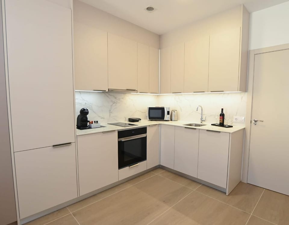 Coffee/tea facilities, Kitchen or kitchenette, dishwasher, stove, toaster
