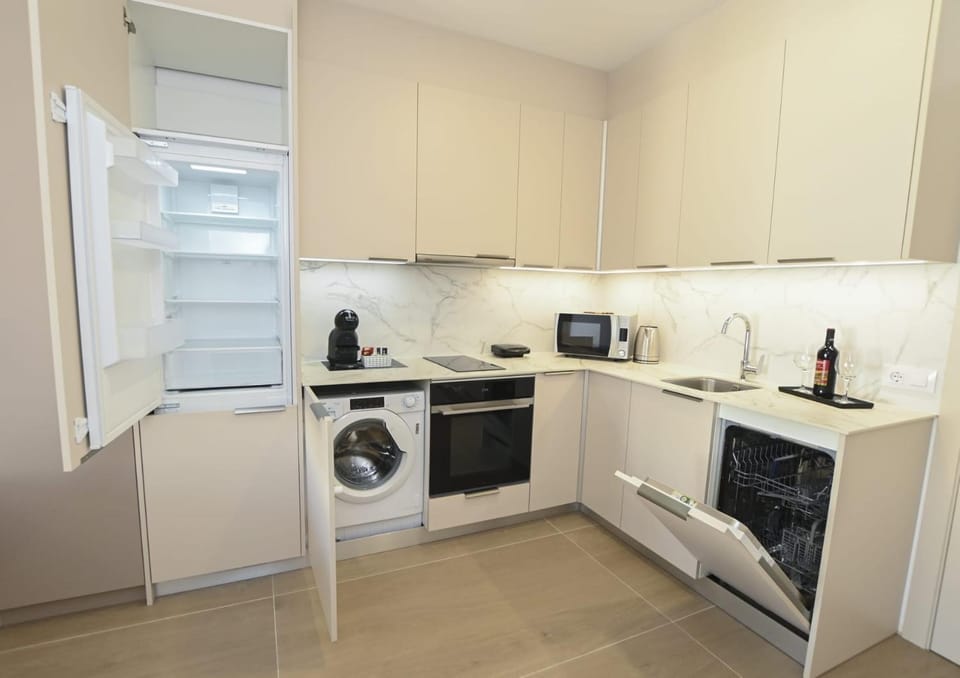 Coffee/tea facilities, Kitchen or kitchenette, dishwasher, oven, stove, washing machine