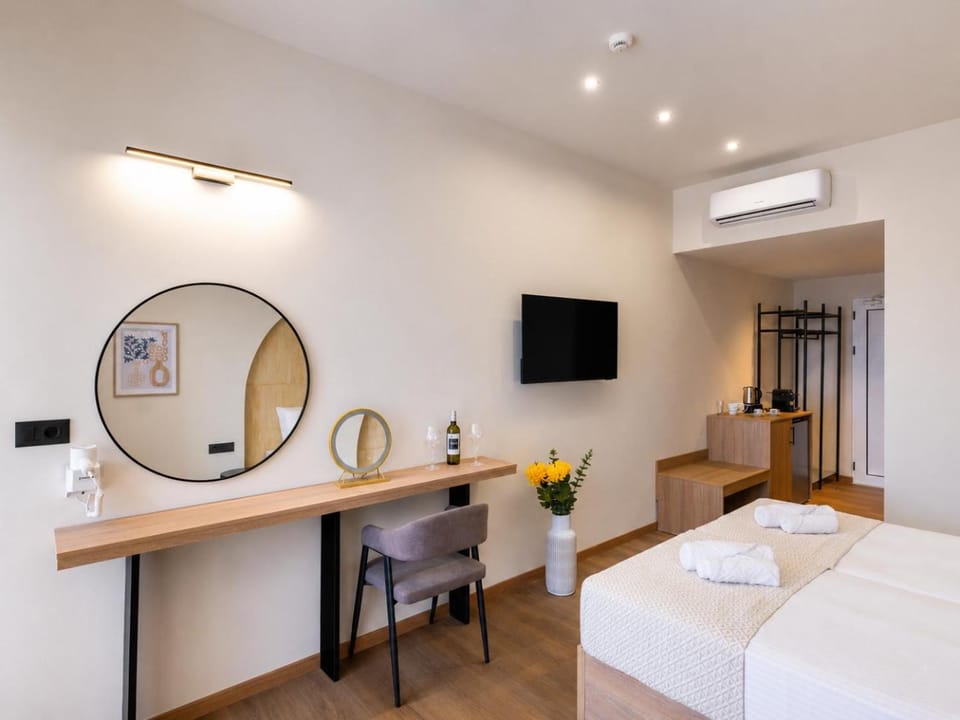 TV and multimedia, Photo of the whole room, Bedroom, towels, air conditioner