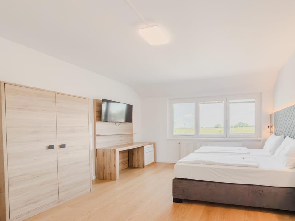 Photo of the whole room, Bedroom, towels, wardrobe