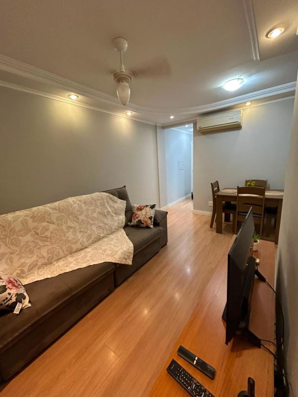 TV and multimedia, Living room, Seating area, air conditioner