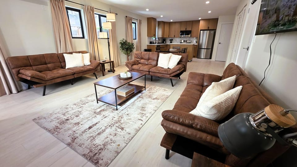 TV and multimedia, Kitchen or kitchenette, Living room, Seating area, Dining area