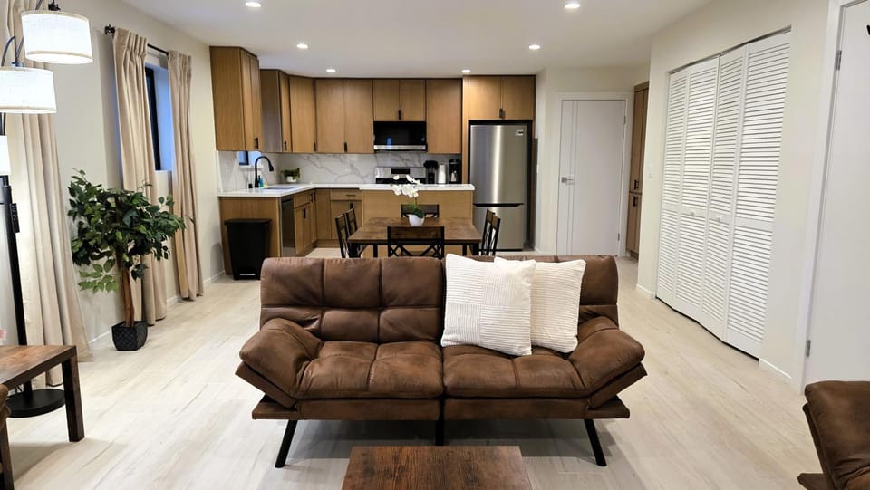 Kitchen or kitchenette, Living room, Seating area, Dining area, oven, stove