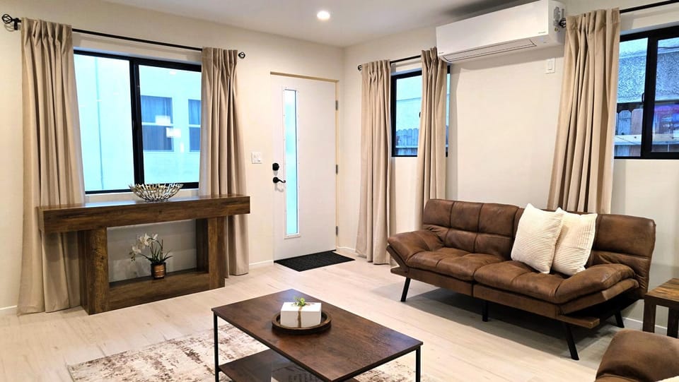 TV and multimedia, Living room, Seating area, air conditioner