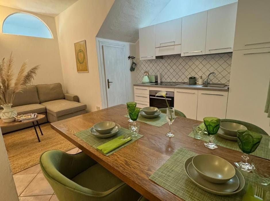 Kitchen or kitchenette, Living room, Seating area, Dining area, oven
