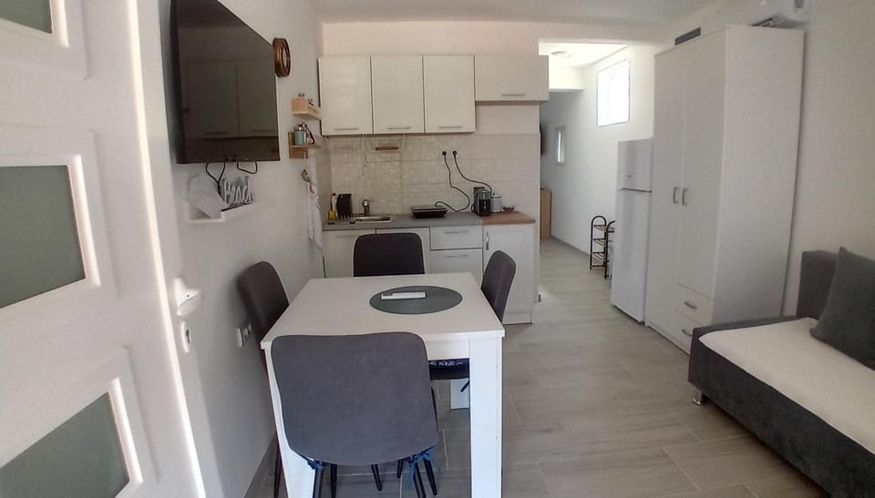 Kitchen or kitchenette, Living room, Seating area, Dining area