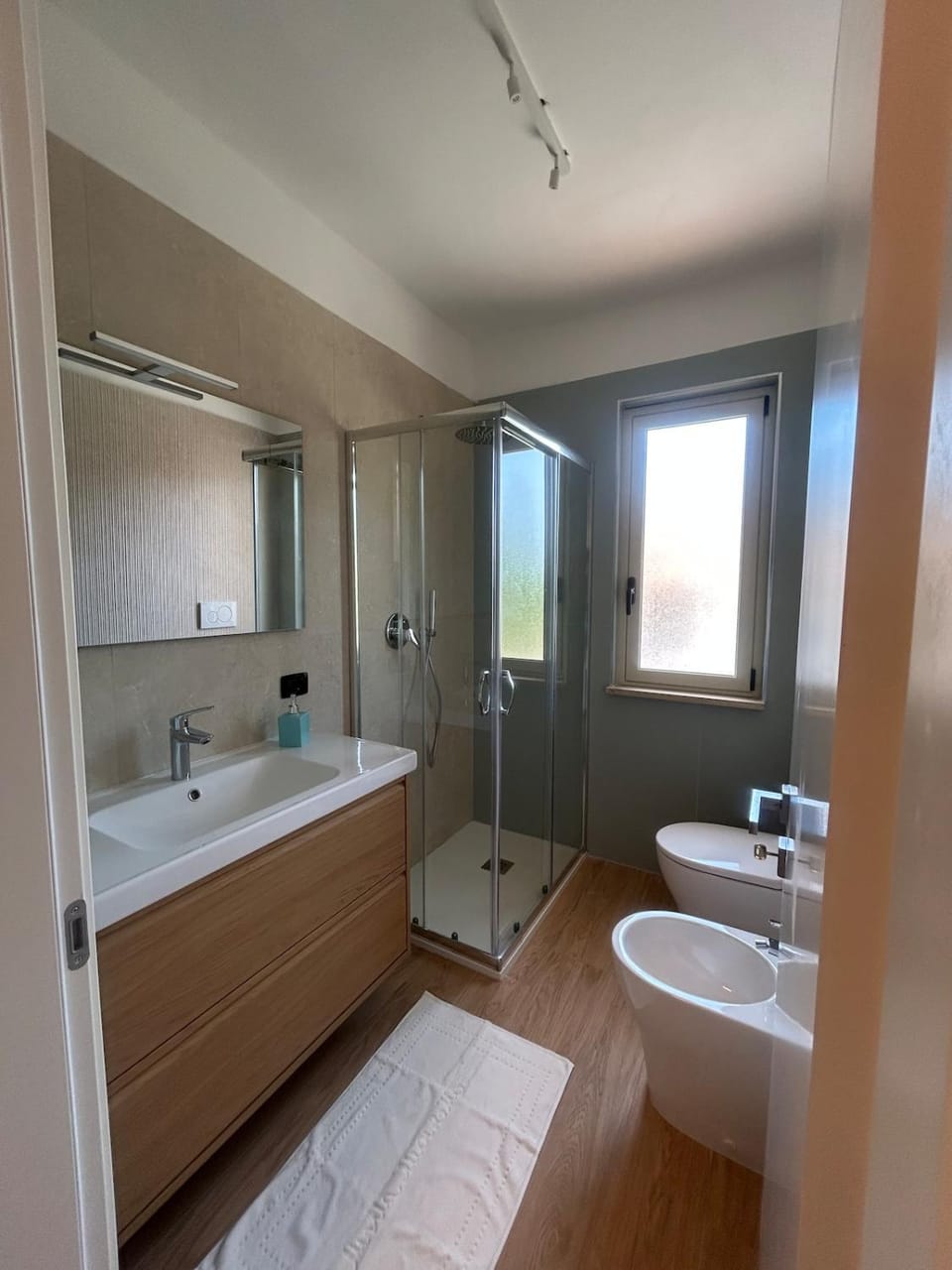 Shower, Toilet, Bathroom, towels