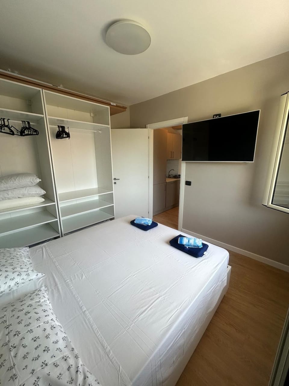 Bed, TV and multimedia, Photo of the whole room, Bedroom, towels, wardrobe