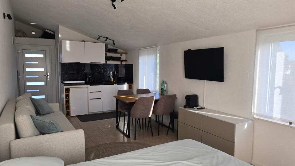 Kitchen or kitchenette, Seating area