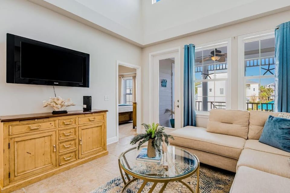 Bright Airy Condo with Shared Outdoor Pool High-Speed WiFi and Central AC House in South Walton County