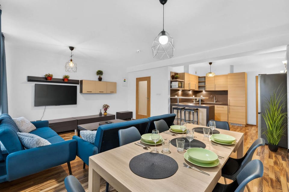TV and multimedia, Kitchen or kitchenette, Living room, Seating area, Dining area, oven, stove