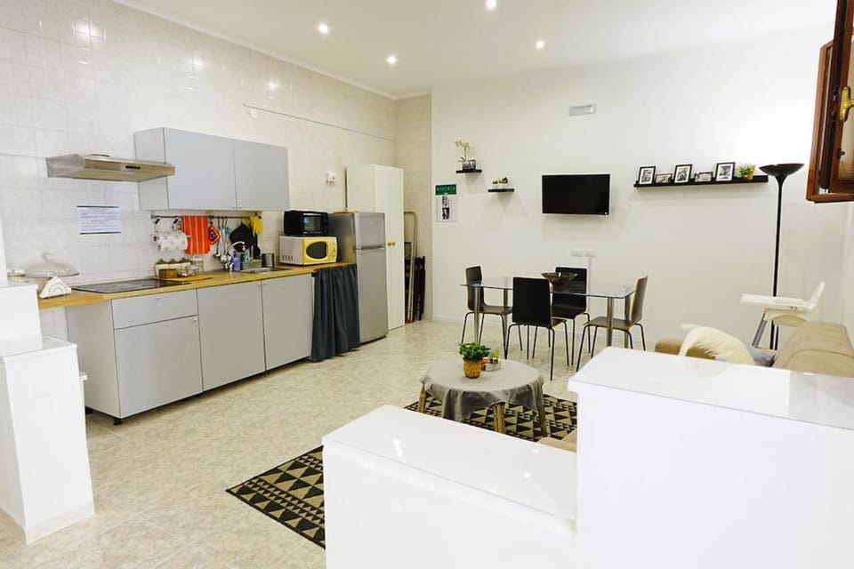 TV and multimedia, Kitchen or kitchenette, Dining area, stove