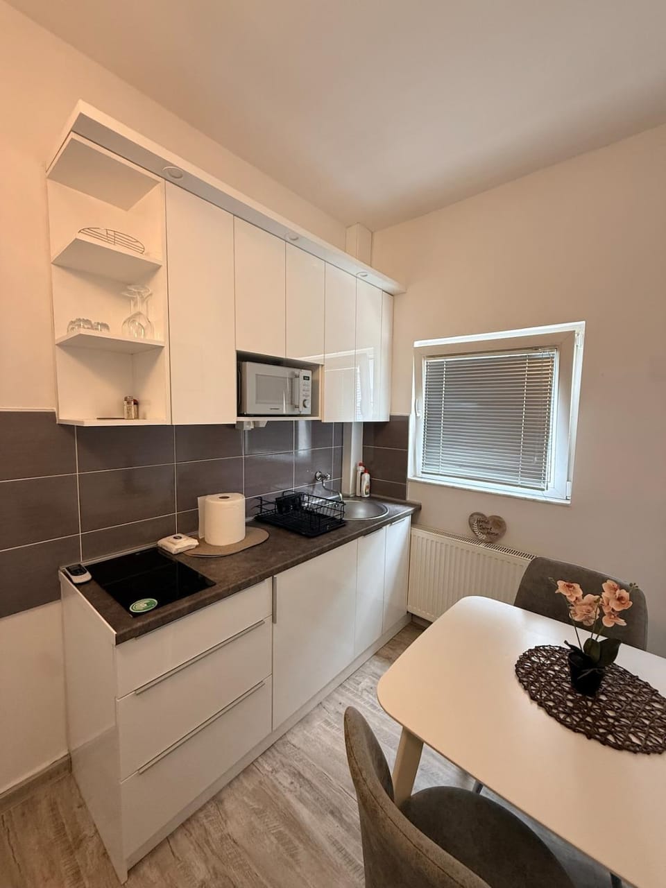 Kitchen or kitchenette, Seating area, Dining area, stove