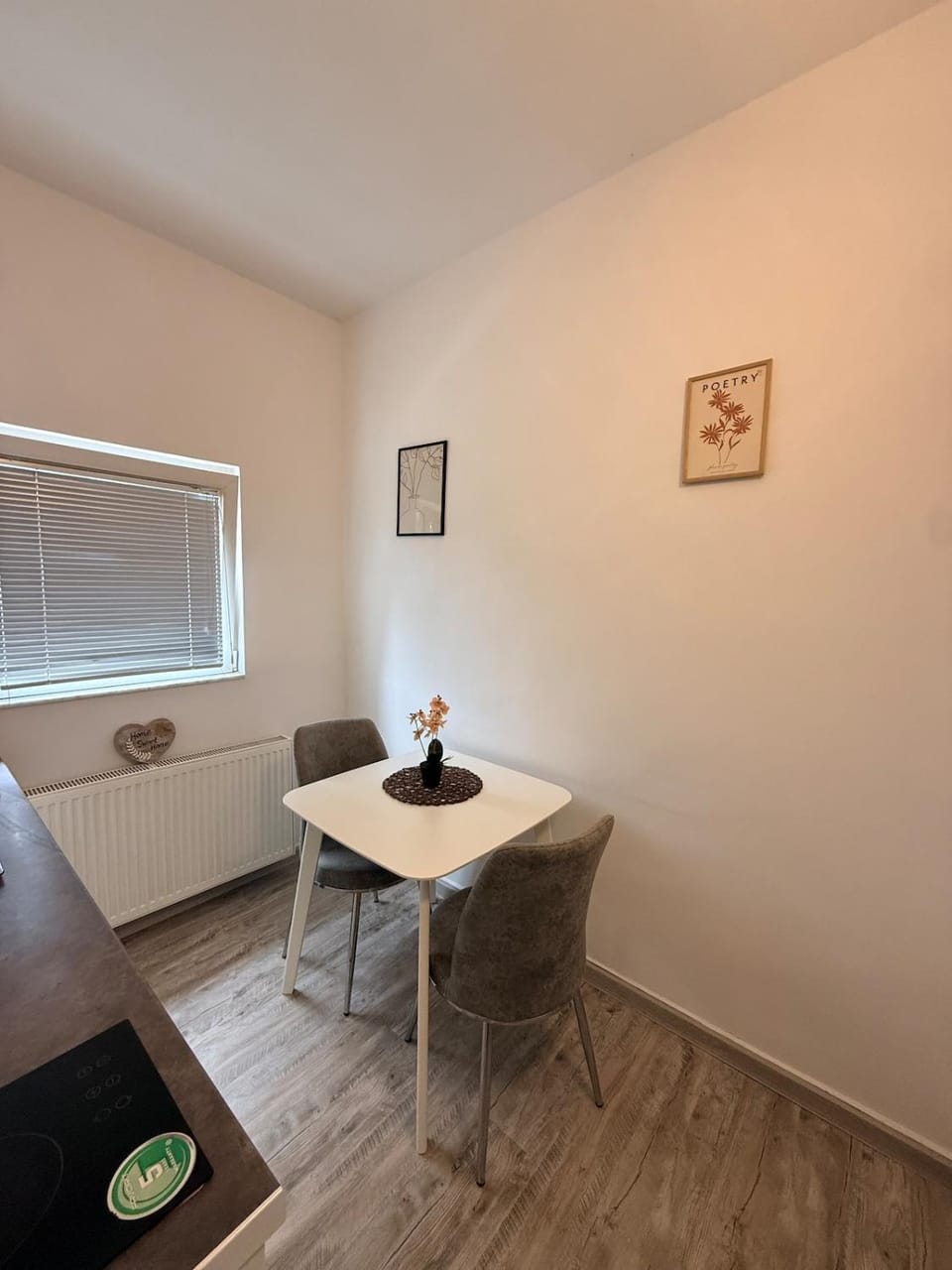 Seating area, Dining area