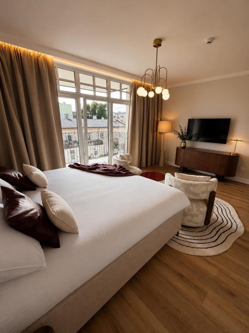 Communal lounge/ TV room, Bed, TV and multimedia, Living room, Photo of the whole room, Seating area, Evening entertainment, Bedroom