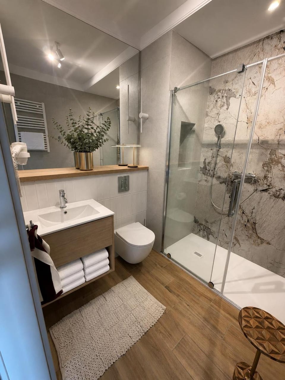 Shower, Toilet, Bathroom, towels