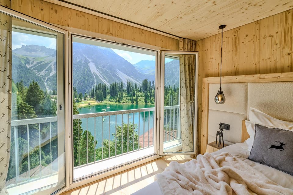 Spring, Bed, Natural landscape, Photo of the whole room, Bedroom, Lake view, Mountain view