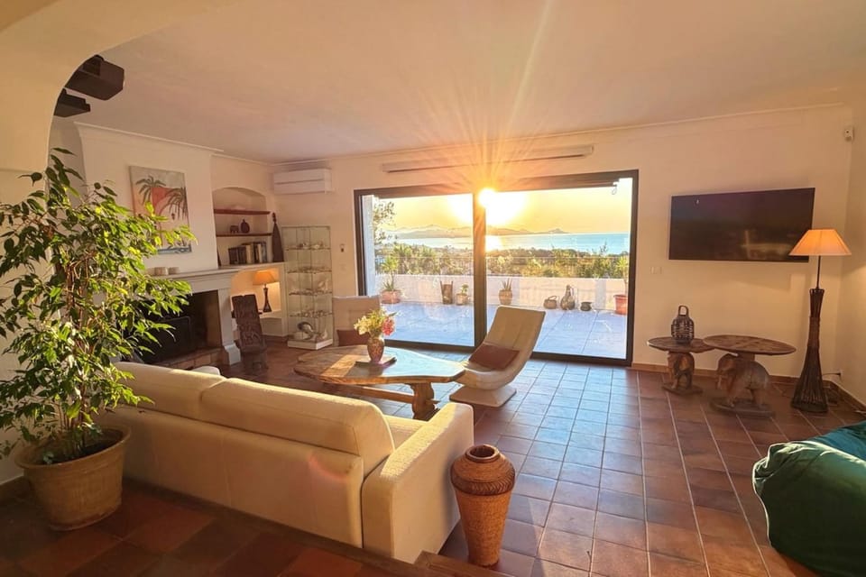 Villa with sea view and swimming pool in St-Aygulf House in Roquebrune-sur-Argens