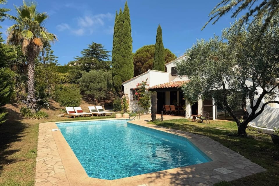 Villa with sea view and swimming pool in St-Aygulf House in Roquebrune-sur-Argens