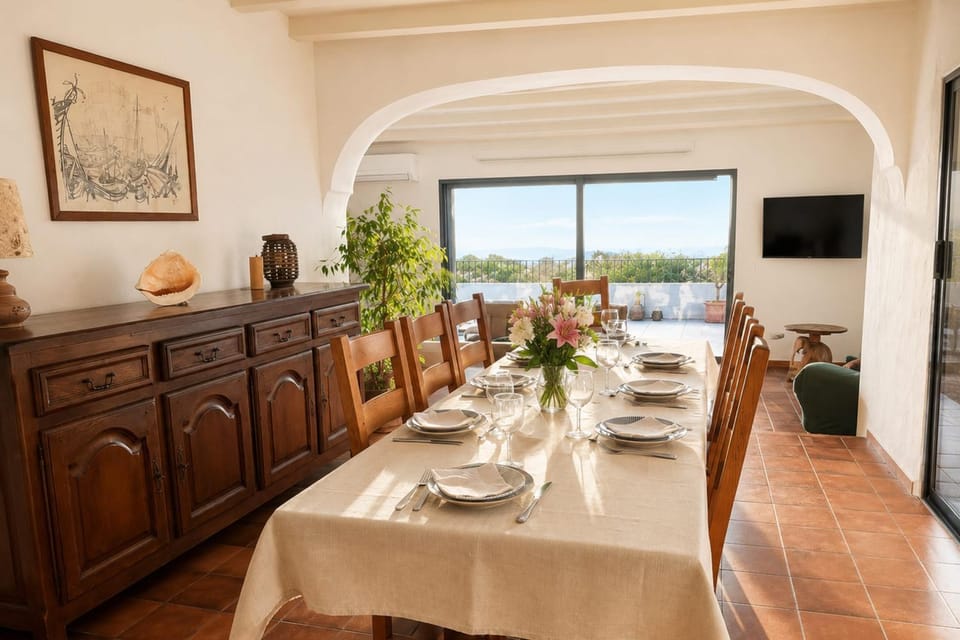 Villa with sea view and swimming pool in St-Aygulf House in Roquebrune-sur-Argens
