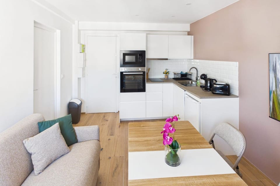 Le Joffre Blush Apartment in Troyes