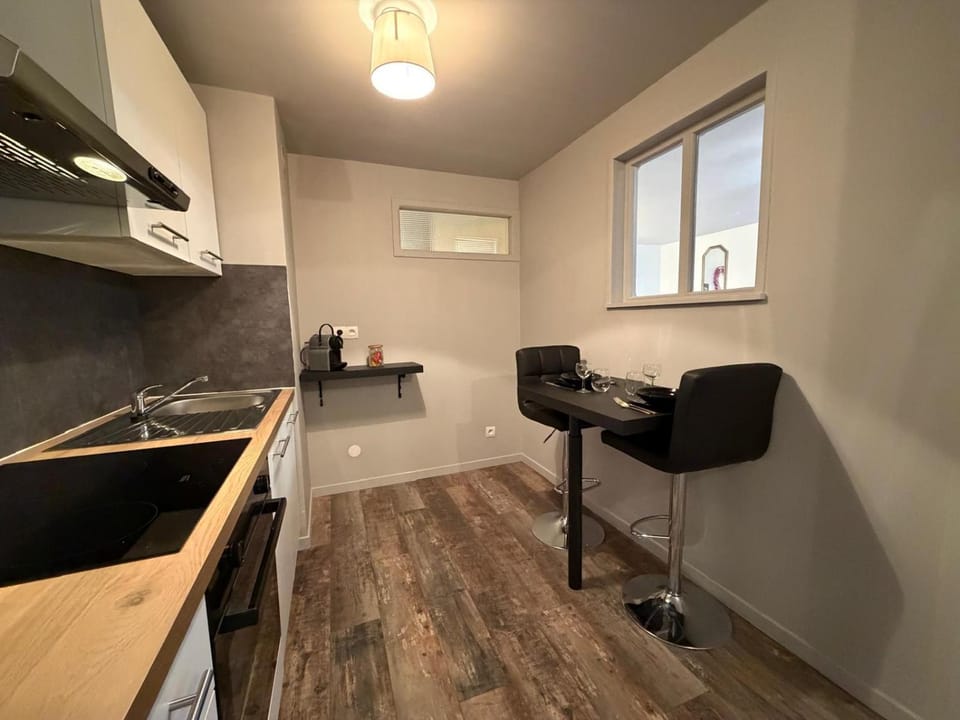 Kitchen or kitchenette, Seating area, Dining area, stove