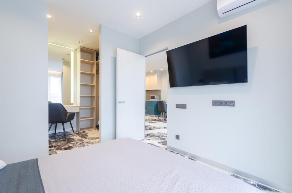 Bed, TV and multimedia, Bedroom, wardrobe, air conditioner